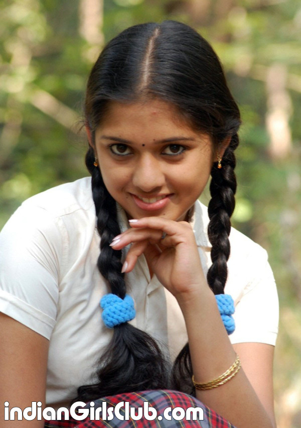 mallu girl acting as a school girl in tamil film uthiram