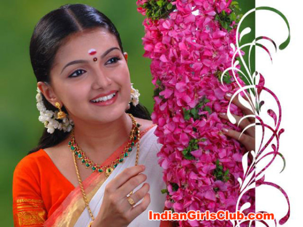 actress-saranya-mohan-half-saree