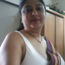 Mumbai Amateur Indian Beautiful Bhabhi Nude 7