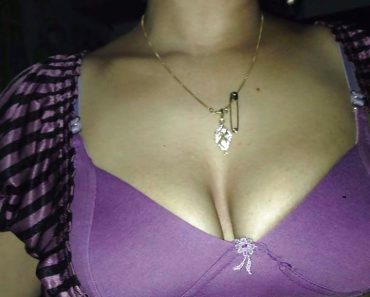 Sexy Indian Bhabhi Cleavage Photos 3