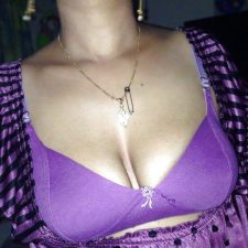 Sexy Indian Bhabhi Cleavage Photos 4