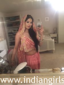 British Indian Bhabhi Taking Nude Selfie