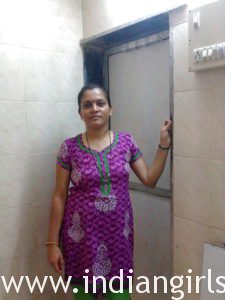 Real Amateur Indian Aunty Showing Big Juicy Boobs