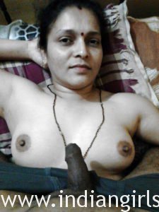 Real Amateur Indian Aunty Showing Big Juicy Boobs