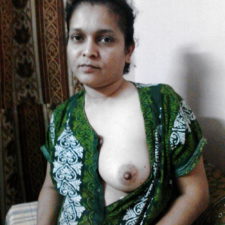 Real Amateur Indian Aunty Showing Big Juicy Boobs