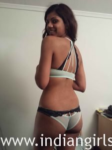 Dark Skin Srilankan Porn Babe Exposing Juicy Tits