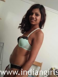Dark Skin Srilankan Porn Babe Exposing Juicy Tits