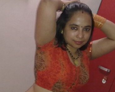 Indian Bhabhi Kamini Exposing Big Ass Round Juicy Boobs