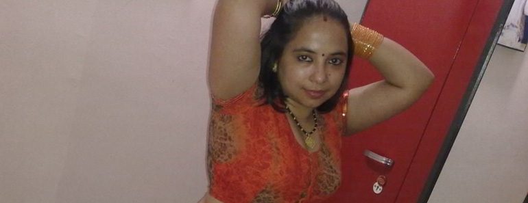 Indian Bhabhi Kamini Exposing Big Ass Round Juicy Boobs