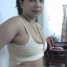 Indian Bhabhi Kamini Exposing Big Ass Round Juicy Boobs