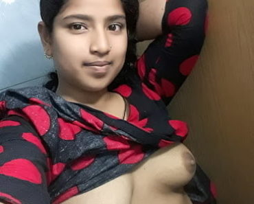 Erotic Indian Young Bhabhi Big Boob Show In Bathroom