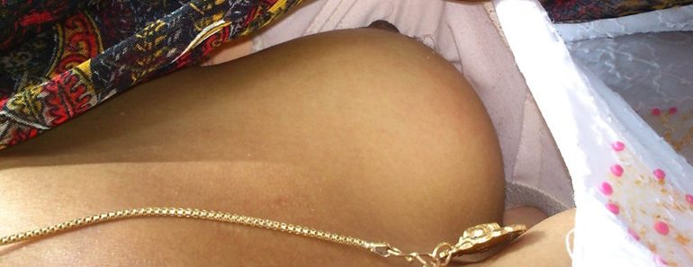 Sexy Desi Bhabhi Cleavage Show Exposing Her Big Boobs