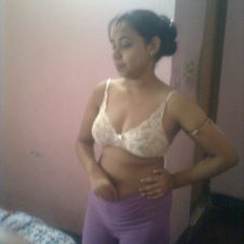 Mature Doodhwali Desi Bhabhi Naked In Bedroom