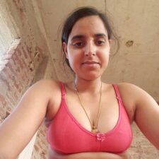 Desi Village Bhabhi Nude Showing Shaved Indian Pussy