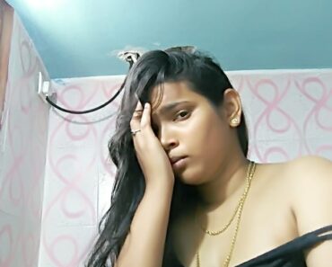 Hindi Sex Photos Sexy Desi College Girl In Bathroom