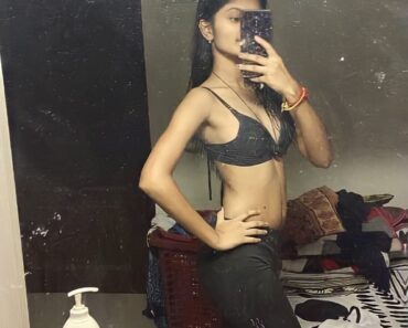 Hot Indian Teen Taking Her Nude Selfie For Boyfriend