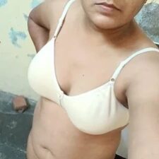 Indian MILF Irresistible Bold Erotic Boobs